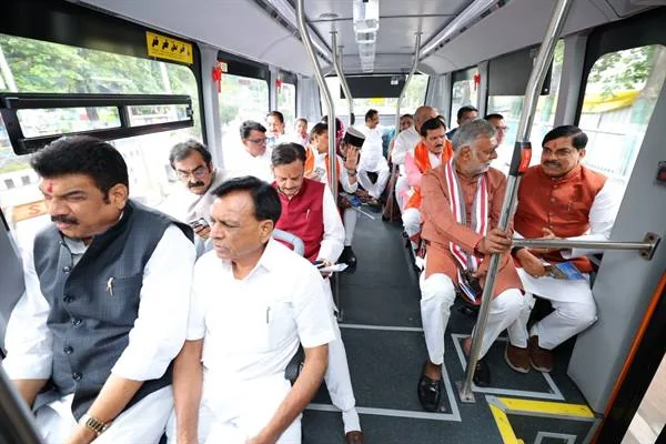 इलेक्ट्रिक बस के अंदर बैठे मंत्री; यह 972 स्वीकृत नगर निगम बसों का समूह चित्र नहीं