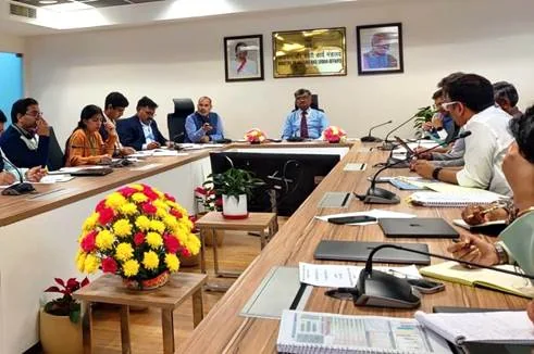 पीएमएवाई-यू 2.0 की केंद्रीय स्वीकृति और निगरानी समिति की बैठक में बैठे अधिकारी