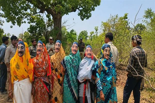 बालाघाट के वन क्षेत्र में मास्क पहने महिला संग्राहक और वन अमला